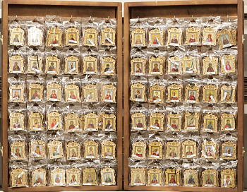 Шкаф - витрина (ERM) переносной с комплектом именных икон с подставкой 4х3,5см, 72 вида по 3шт