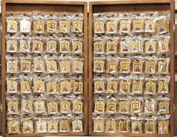 Шкаф - витрина (ERM) переносной с комплектом именных икон с подставкой 4х3,5см, 72 вида по 3шт